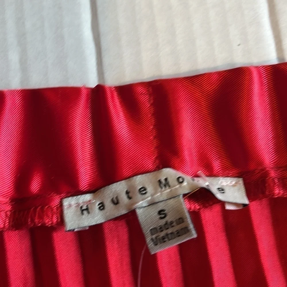 NWT-Heute Monde-S-red-accordion style,Silk-feel, side zipper, midi skirt.